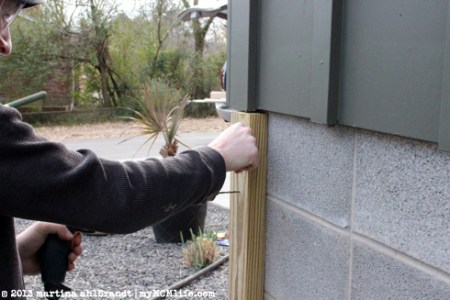 DIY: Modern Wood Fence and Gate (Courtyard Edition) - myMCMlife.com