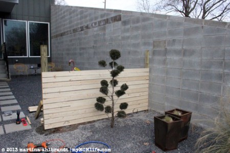 DIY: Modern Wood Fence and Gate (Courtyard Edition) - myMCMlife.com