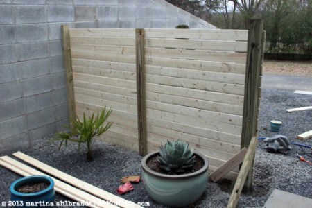 DIY: Modern Wood Fence and Gate (Courtyard Edition) - myMCMlife.com
