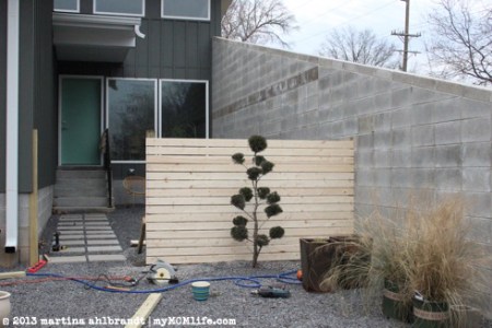 DIY: Modern Wood Fence and Gate (Courtyard Edition) - myMCMlife.com