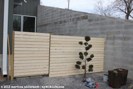 DIY: Modern Wood Fence and Gate (Courtyard Edition) - myMCMlife.com
