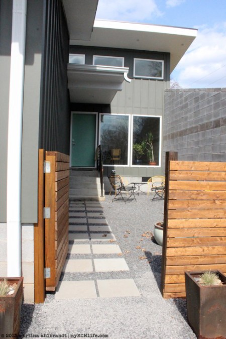 DIY: Modern Wood Fence and Gate (Courtyard Edition) - myMCMlife.com